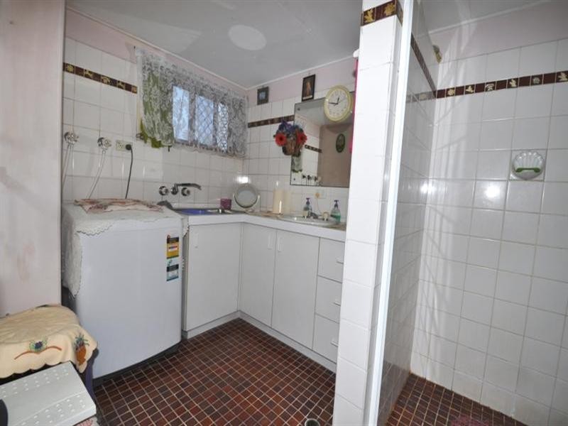 10 Vegas.  18 Tarcoola Crescent, Chevron Island QLD 4217