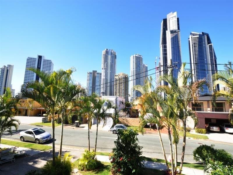 10 Vegas.  18 Tarcoola Crescent, Chevron Island QLD 4217