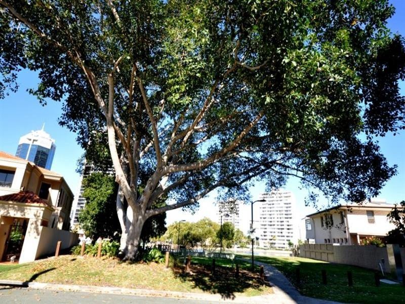 10 Vegas.  18 Tarcoola Crescent, Chevron Island QLD 4217