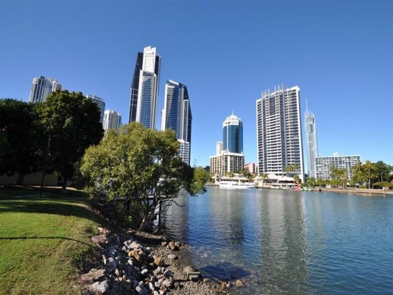 10 Vegas.  18 Tarcoola Crescent, Chevron Island QLD 4217