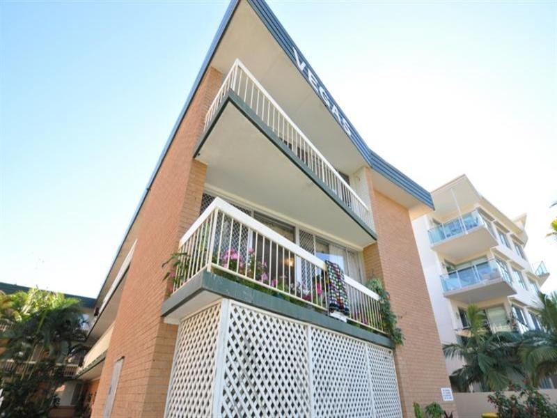 10 Vegas.  18 Tarcoola Crescent, Chevron Island QLD 4217