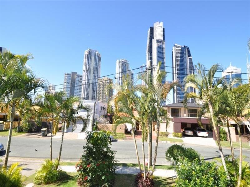 10 Vegas.  18 Tarcoola Crescent, Chevron Island QLD 4217