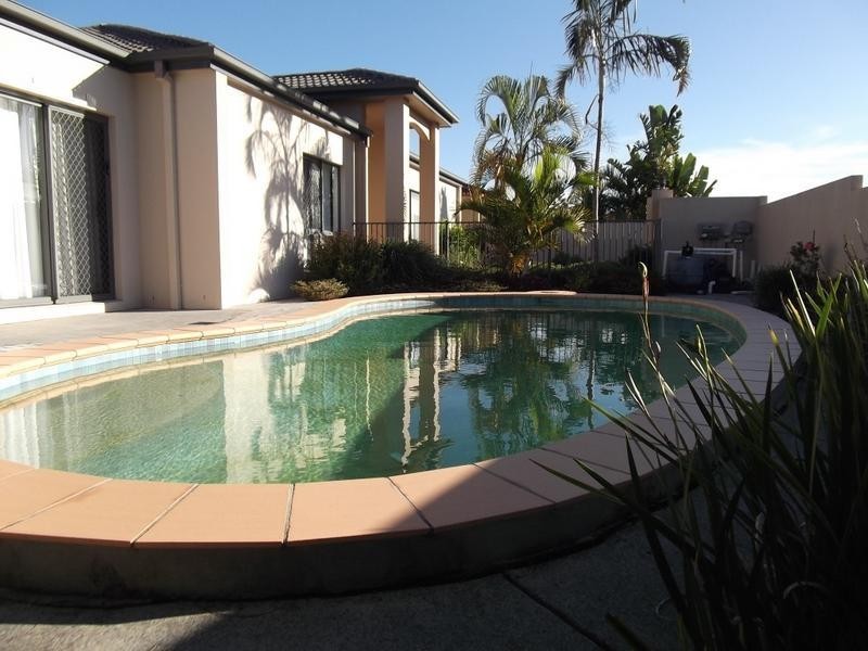 2 Renate Way, Benowa QLD 4217