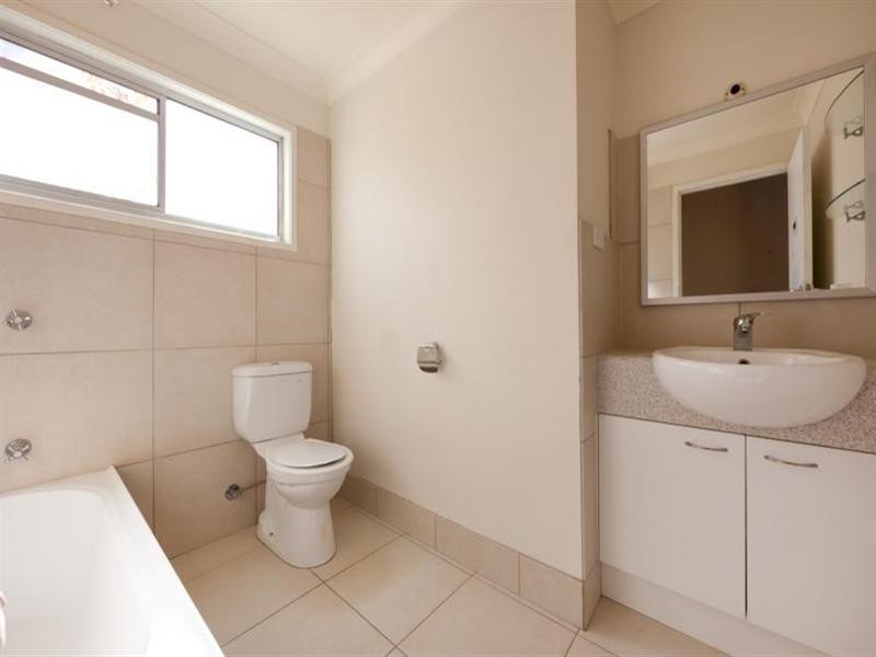 16 Glass Street, Ashmore QLD 4214