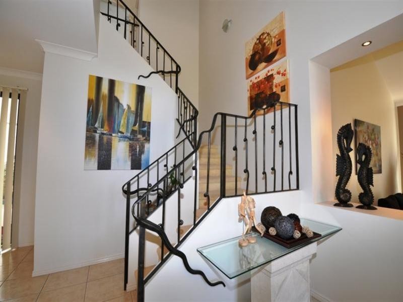 2 Magenta Drive, Varsity Lakes QLD 4227