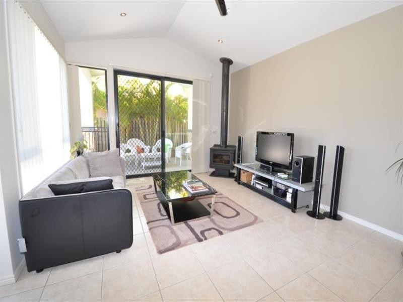 2 Magenta Drive, Varsity Lakes QLD 4227