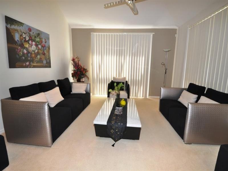 2 Magenta Drive, Varsity Lakes QLD 4227