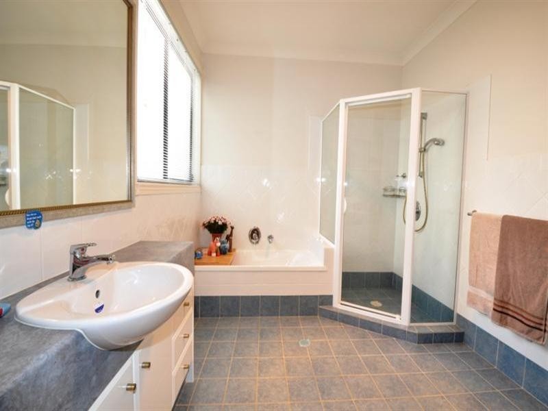 2 Magenta Drive, Varsity Lakes QLD 4227