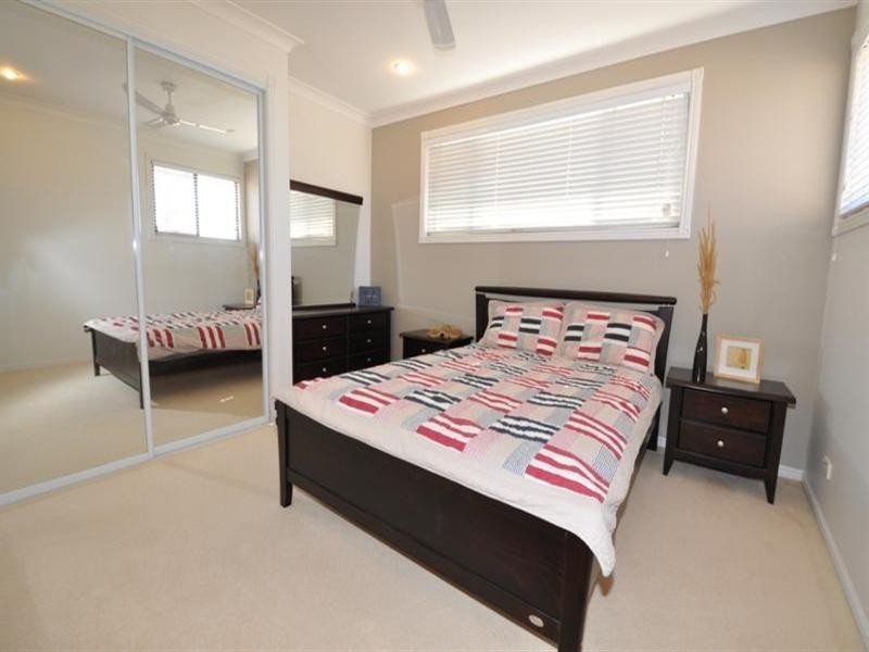 2 Magenta Drive, Varsity Lakes QLD 4227