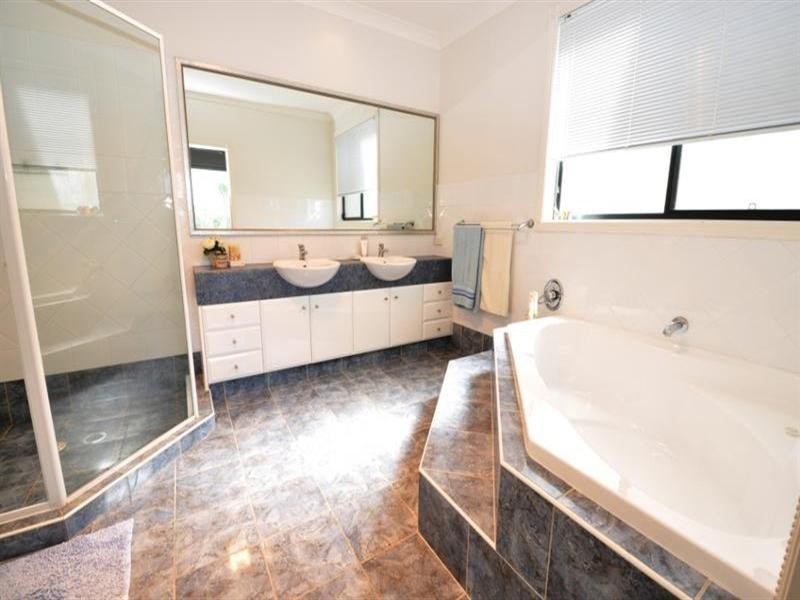 2 Magenta Drive, Varsity Lakes QLD 4227