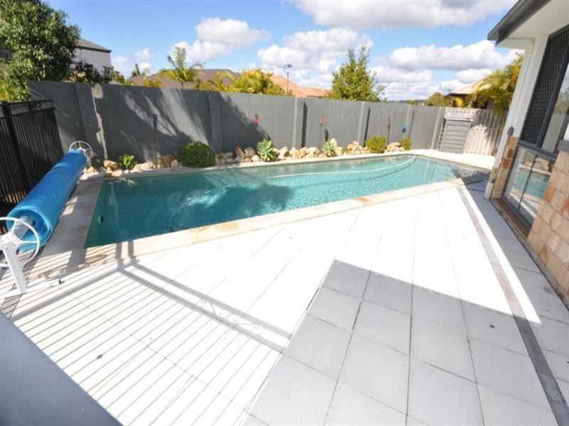 2 Magenta Drive, Varsity Lakes QLD 4227