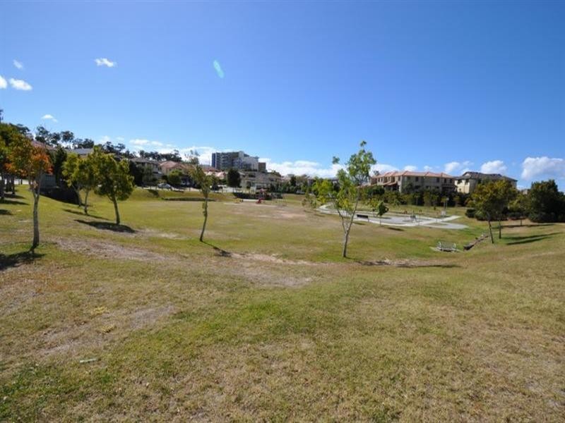 2 Magenta Drive, Varsity Lakes QLD 4227