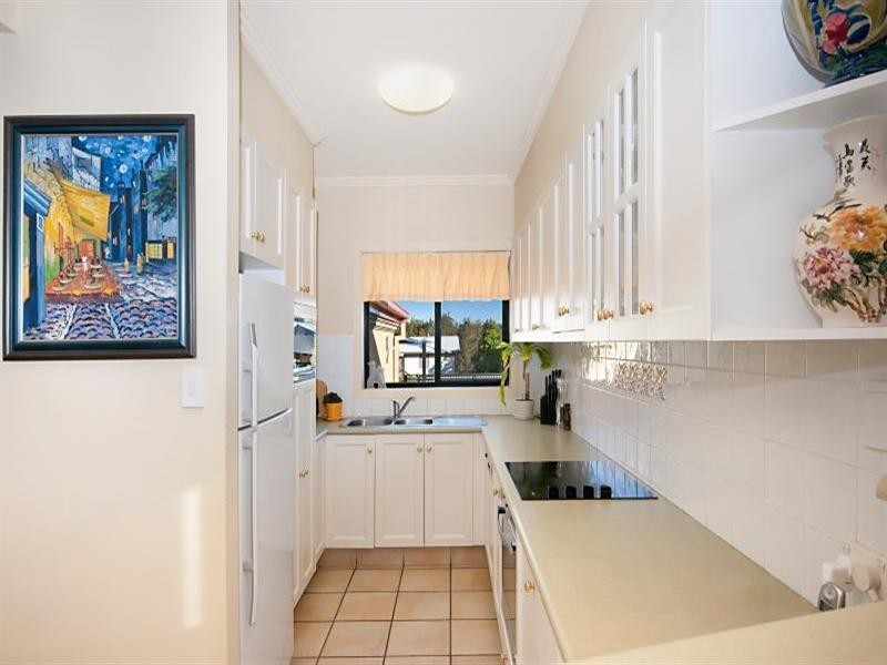 1/18 Poinciana Crescent, Bundall QLD 4217