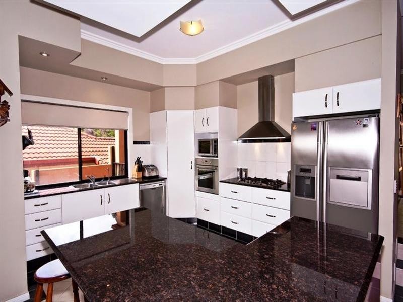 10 Woodward Lane, Pacific Pines QLD 4211