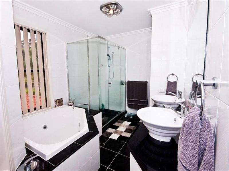 10 Woodward Lane, Pacific Pines QLD 4211