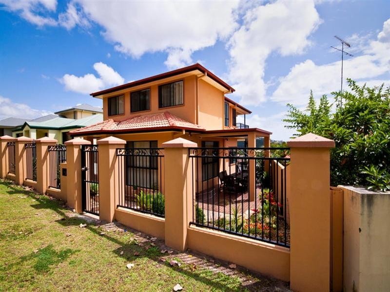 10 Woodward Lane, Pacific Pines QLD 4211