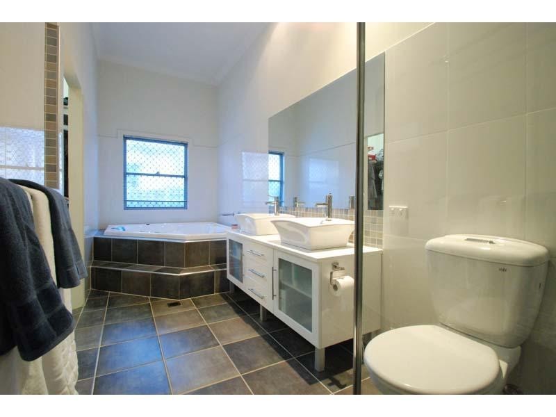 9 Ainslie Street, Pacific Pines QLD 4211