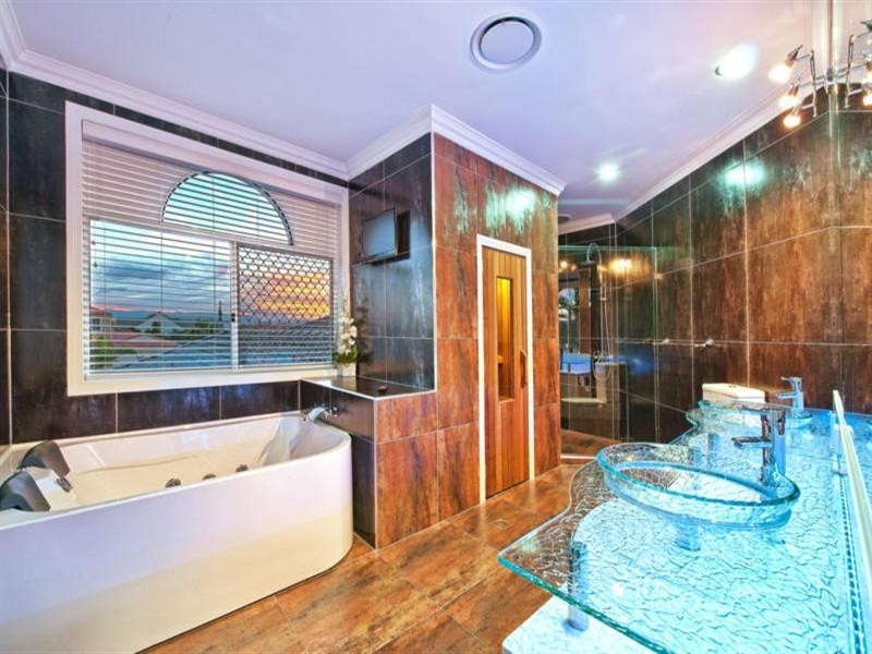 60 Edinburgh Road, Benowa QLD 4217