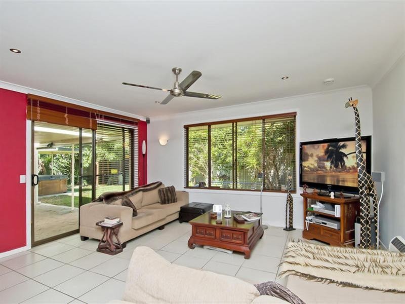 6 Mccleary Street, Sorrento QLD 4217