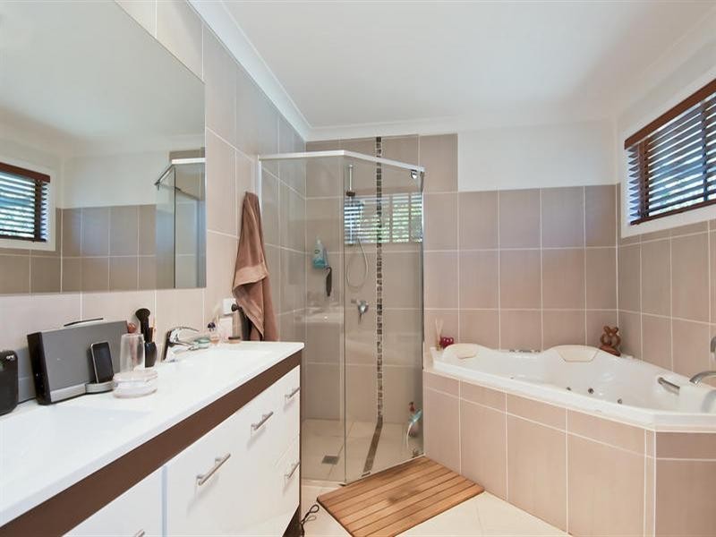 6 Mccleary Street, Sorrento QLD 4217