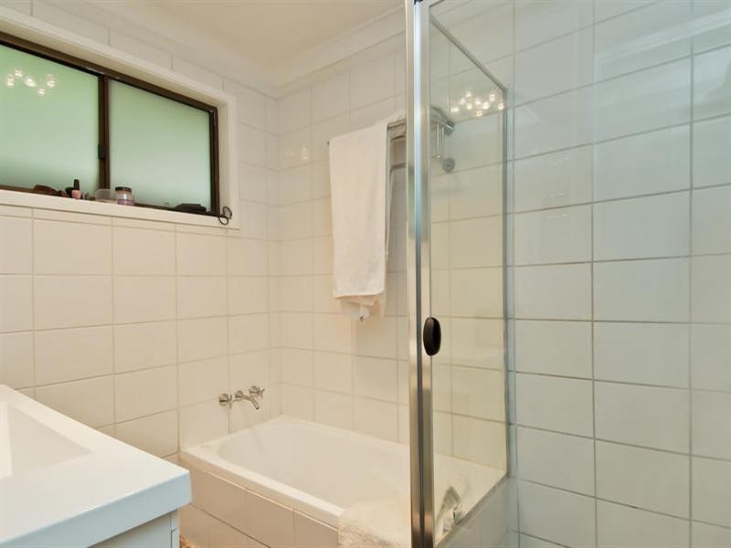 6 Mccleary Street, Sorrento QLD 4217