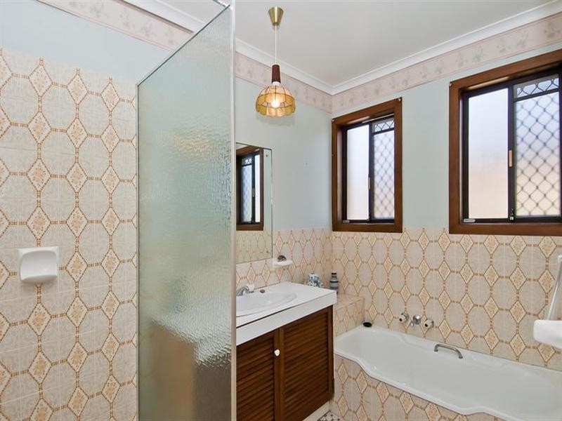 2 Tosti Street, Sorrento QLD 4217