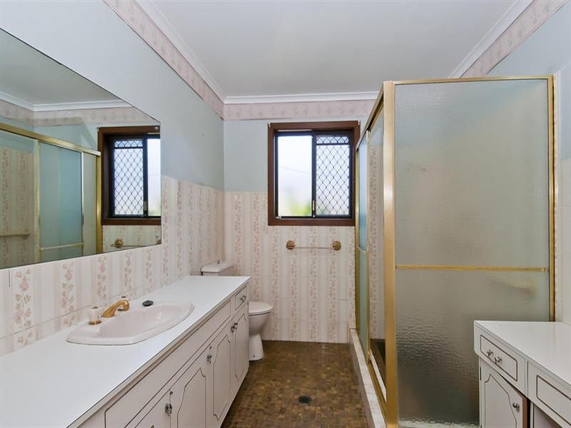 2 Tosti Street, Sorrento QLD 4217