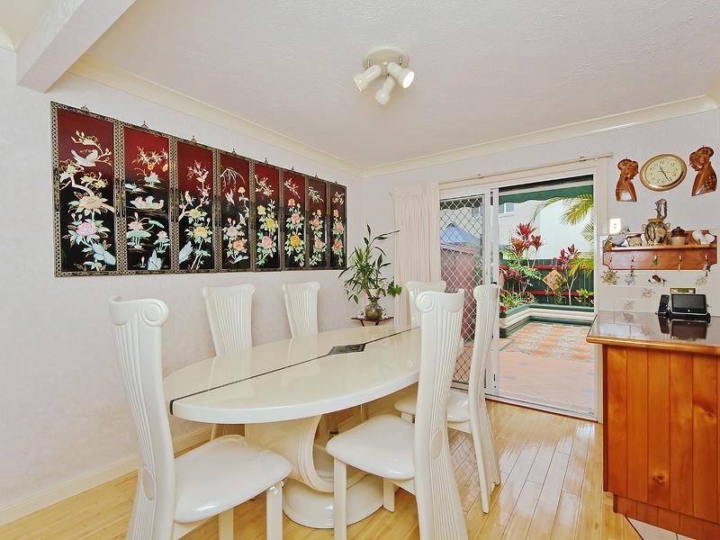 2 St Kevins Avenue, Benowa QLD 4217