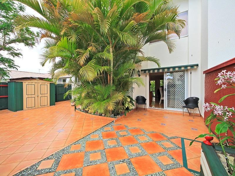 2 St Kevins Avenue, Benowa QLD 4217
