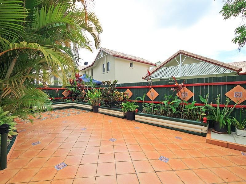 2 St Kevins Avenue, Benowa QLD 4217