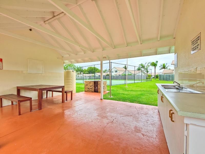 2 St Kevins Avenue, Benowa QLD 4217