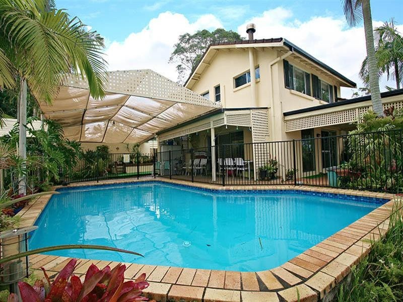 12 Kinloch Avenue, Benowa QLD 4217