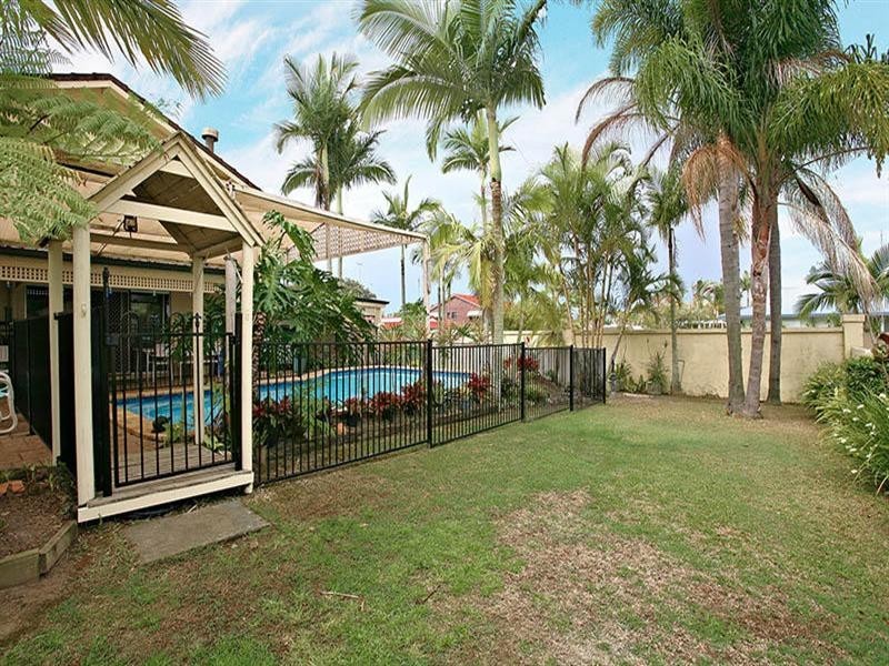 12 Kinloch Avenue, Benowa QLD 4217