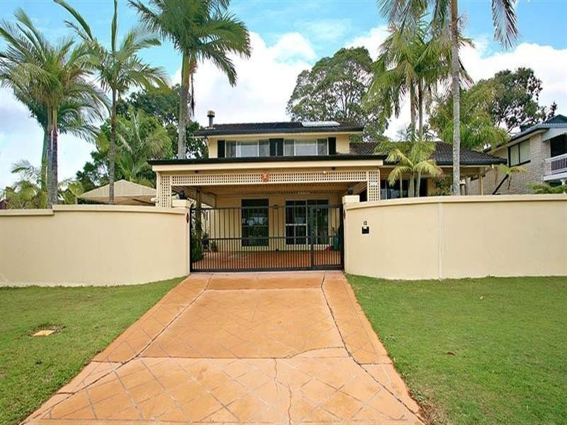 12 Kinloch Avenue, Benowa QLD 4217