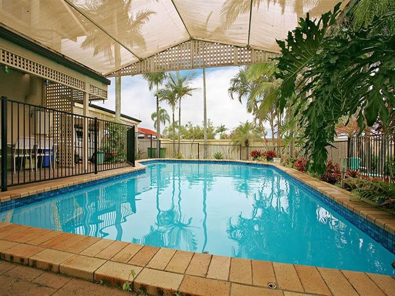 12 Kinloch Avenue, Benowa QLD 4217