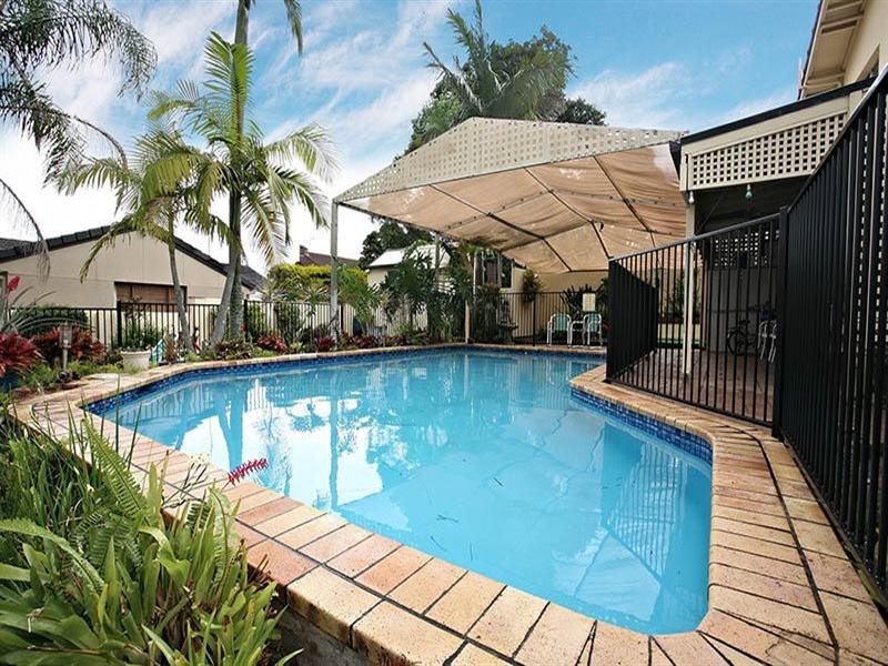 12 Kinloch Avenue, Benowa QLD 4217