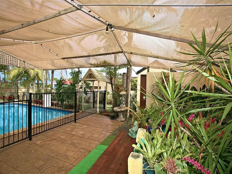 12 Kinloch Avenue, Benowa QLD 4217