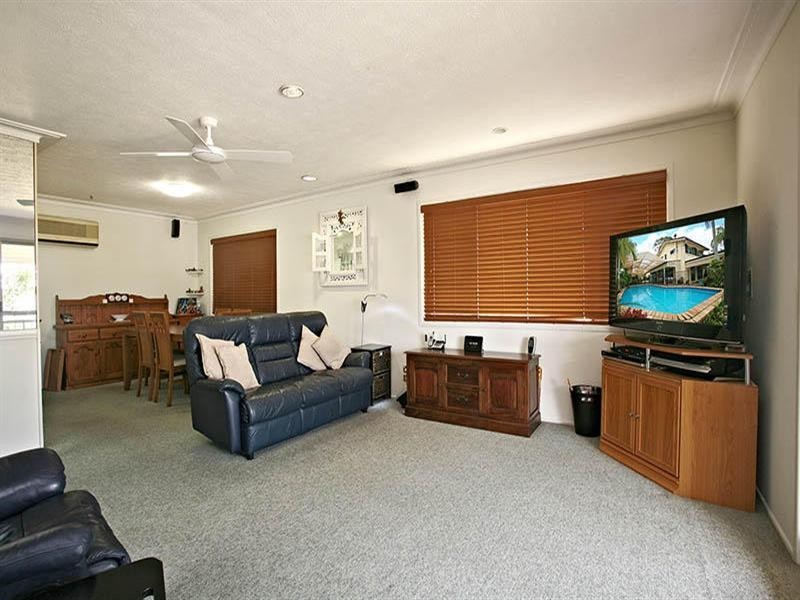 12 Kinloch Avenue, Benowa QLD 4217