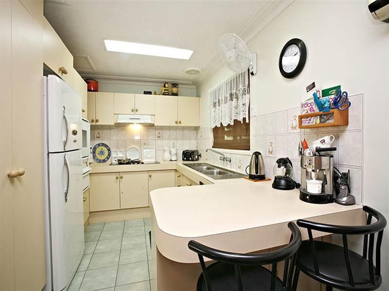 12 Kinloch Avenue, Benowa QLD 4217