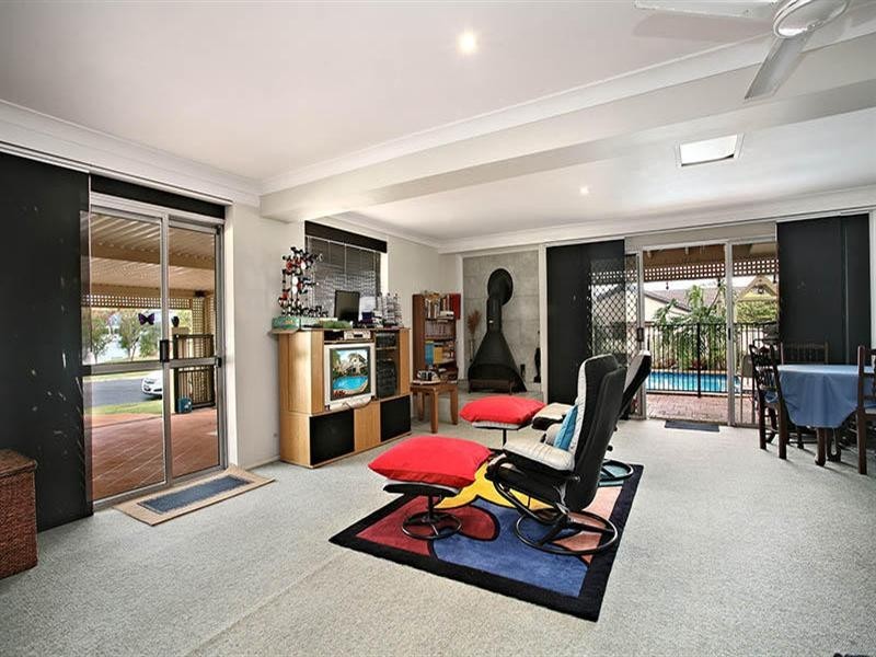 12 Kinloch Avenue, Benowa QLD 4217