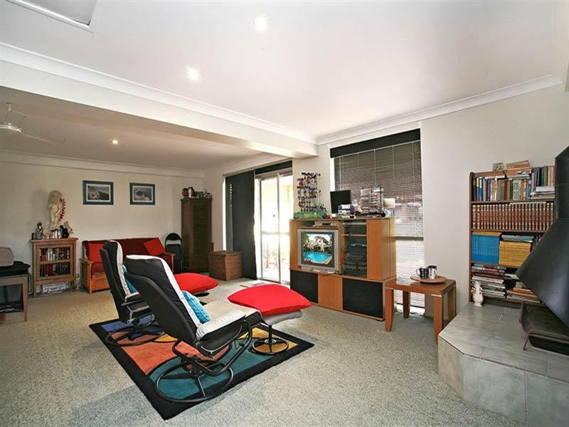 12 Kinloch Avenue, Benowa QLD 4217