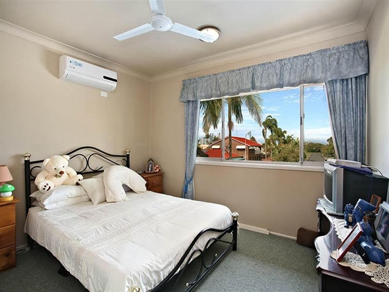 12 Kinloch Avenue, Benowa QLD 4217