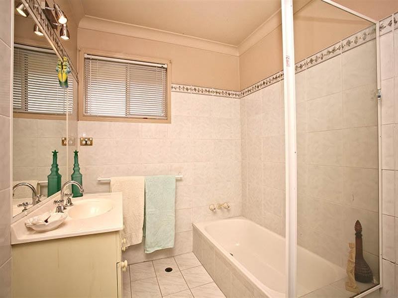 12 Kinloch Avenue, Benowa QLD 4217