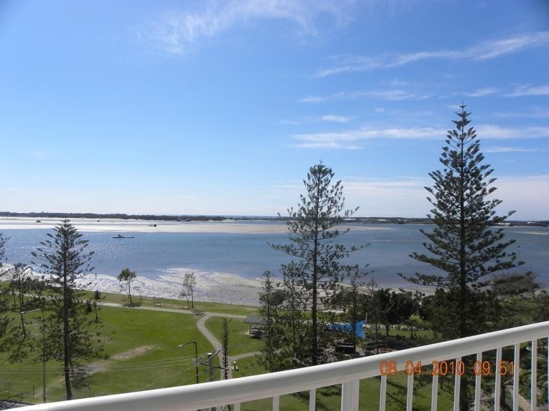 702 Crystal Bay Resort.  182 Marine Parade, Labrador QLD 4215