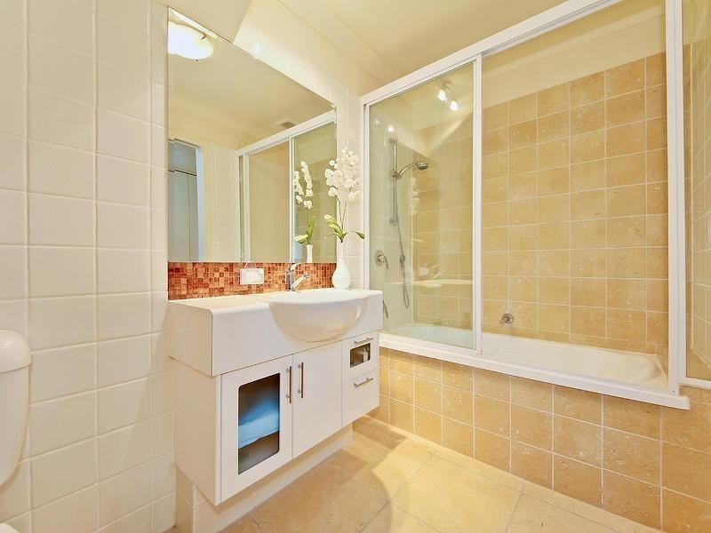 1064 The Cove.  Emerald Lakes.  1 The Cove Crescent, Carrara QLD 4211