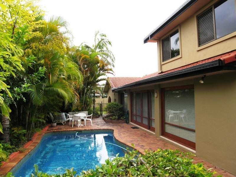 14 Ayrshire Avenue, Benowa QLD 4217