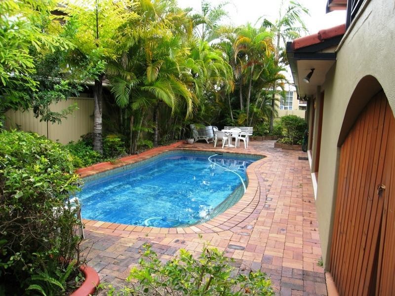 14 Ayrshire Avenue, Benowa QLD 4217