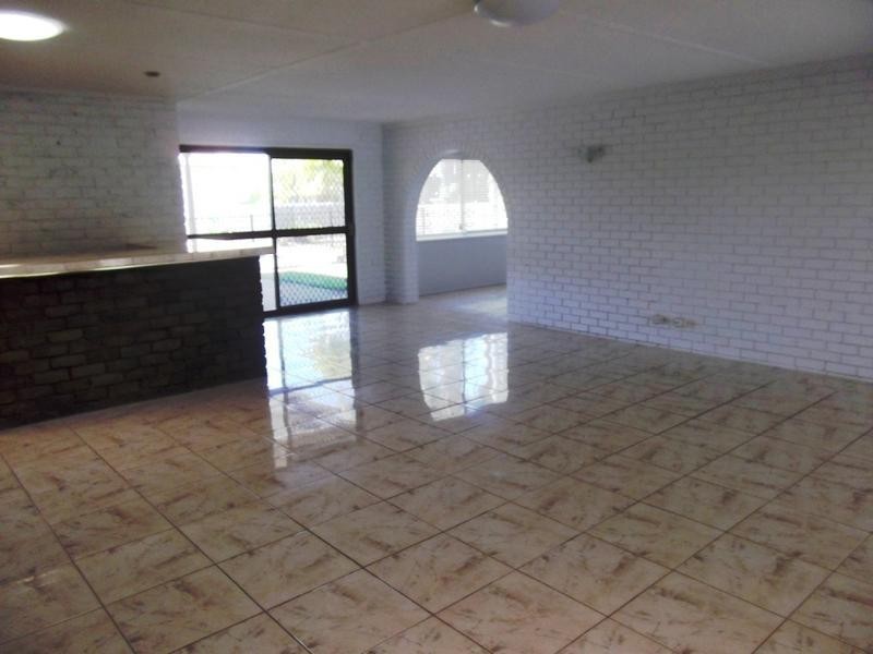 18 Collins Crescent, Benowa QLD 4217