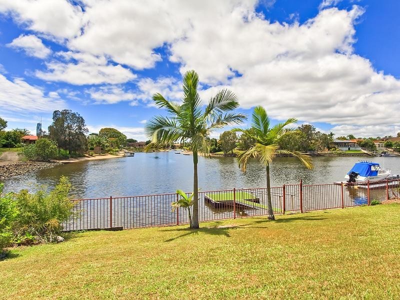 20 Ayrshire Avenue, Benowa QLD 4217