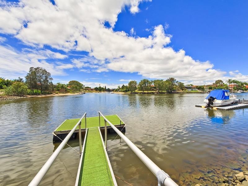 20 Ayrshire Avenue, Benowa QLD 4217